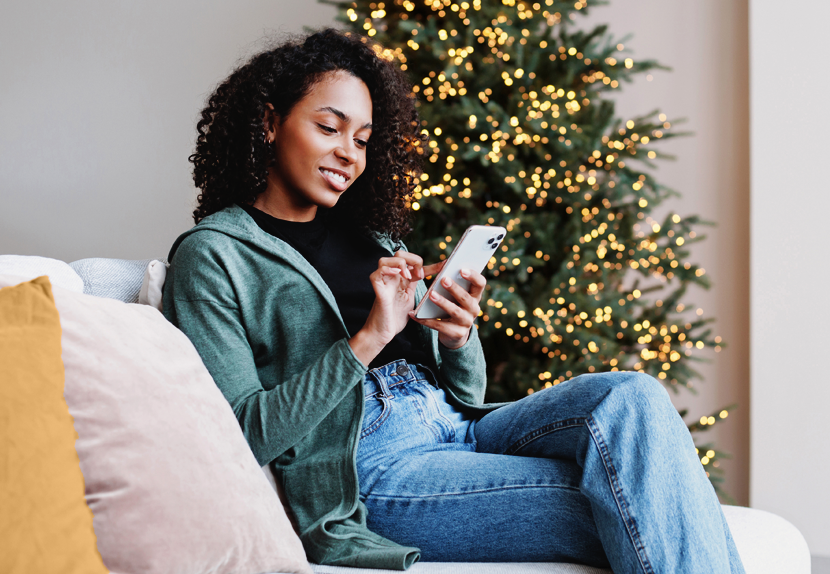 Woman at a coffee shop with a pencil and notepad, looking at a phone in your hand
