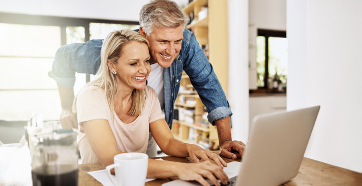 A couple in their home is investigating effective strategies for saving using a Certificate.